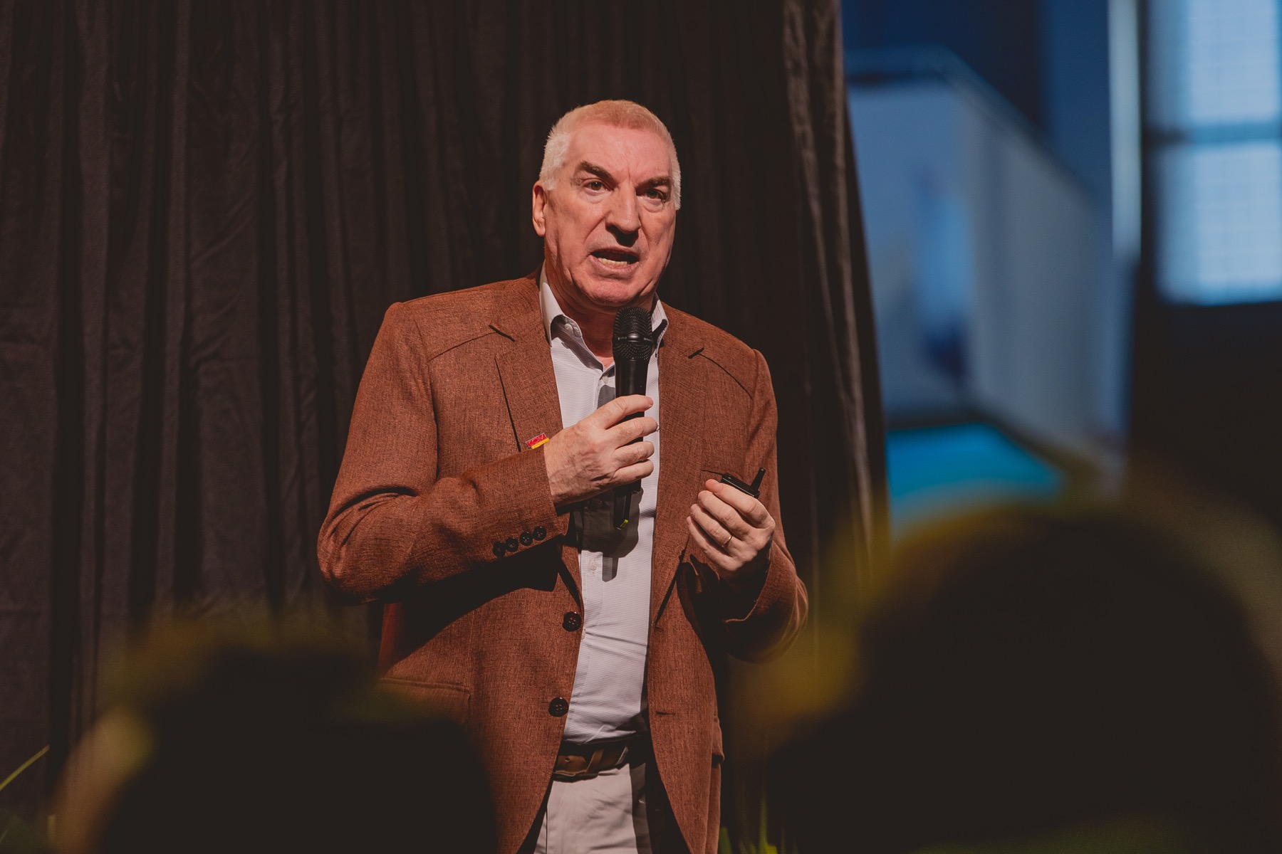 Gilberto Musto ministrando palestra no palco